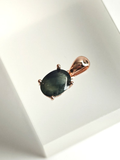 yksilöllinen hopeariipus luonnollisella Safiirilla