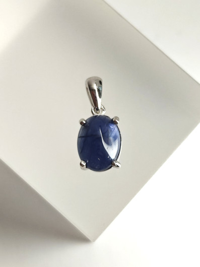 yksilöllinen hopeariipus aidolla  Safiirilla