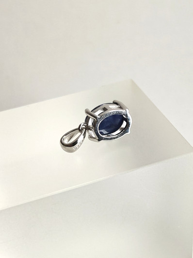 yksilöllinen hopeariipus aidolla  Safiirilla