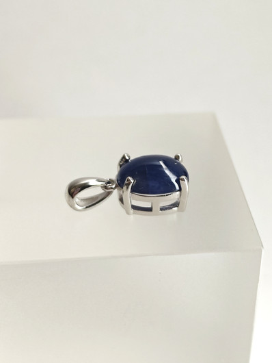 yksilöllinen hopeariipus aidolla  Safiirilla