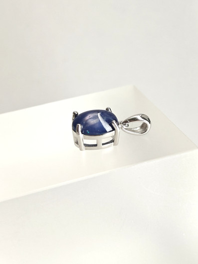 yksilöllinen hopeariipus aidolla  Safiirilla