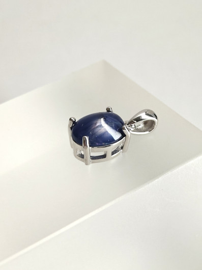 yksilöllinen hopeariipus aidolla  Safiirilla