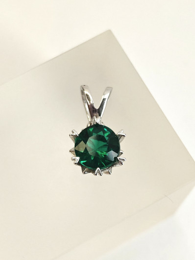 yksilöllinen hopeariipus synteettisellä Smaragdilla