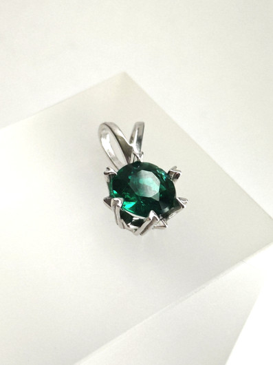 yksilöllinen hopeariipus synteettisellä Smaragdilla