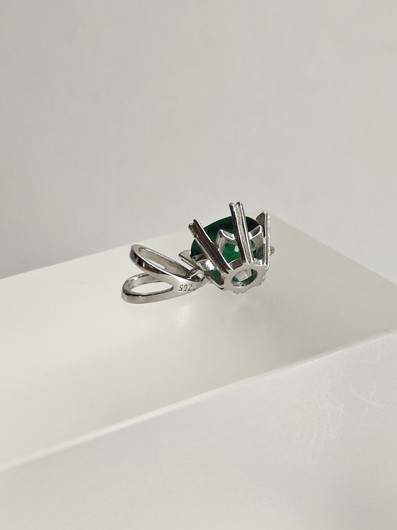 yksilöllinen hopeariipus synteettisellä Smaragdilla