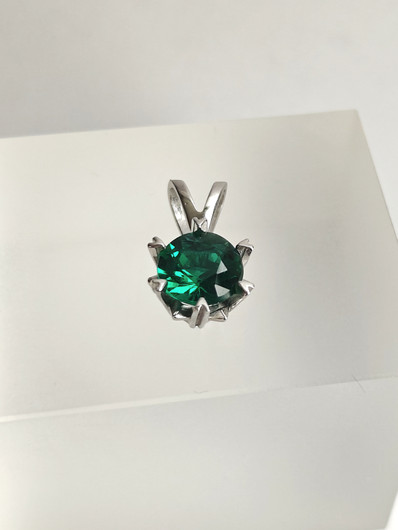 yksilöllinen hopeariipus synteettisellä Smaragdilla