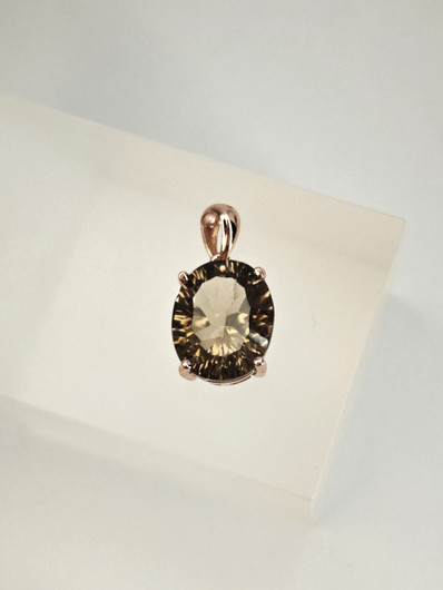 yksilöllinen hopeariipus aidolla Savukvartsilla