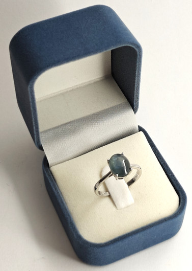 yksilöllinen hopeasormus aidolla tähti Safiirillä 