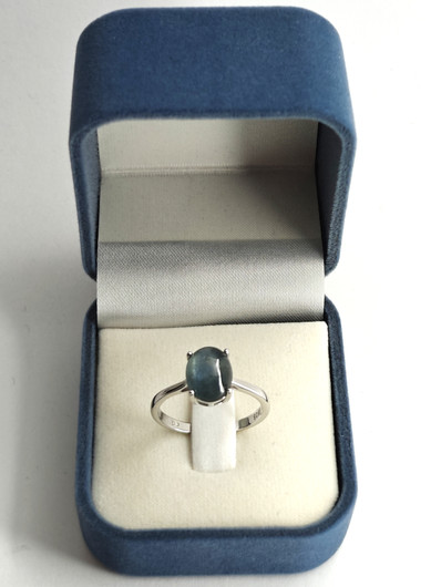 yksilöllinen hopeasormus aidolla tähti Safiirillä 