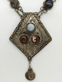 Vintage hopeinen kaulakoru jalokiveillä