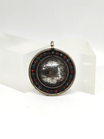 Vintage hopeinen riipus jalokivillä