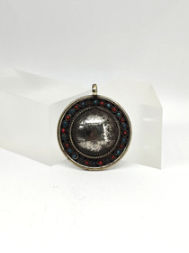 Vintage hopeinen riipus jalokivillä