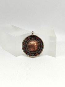 Vintage hopeinen riipus jalokivillä