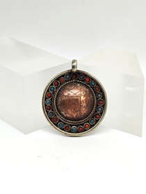 Vintage hopeinen riipus jalokivillä