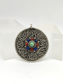 Vintage hopeinen riipus jalokivillä