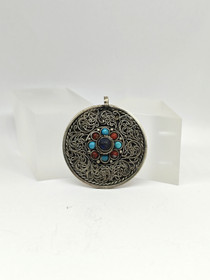 Vintage hopeinen riipus jalokivillä