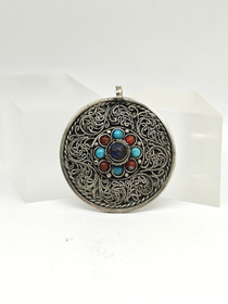 Vintage hopeinen riipus jalokivillä