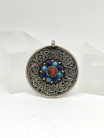 Vintage hopeinen riipus jalokivillä