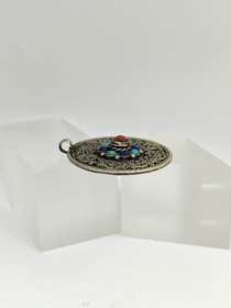 Vintage hopeinen riipus jalokivillä