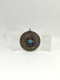 Vintage hopeinen riipus jalokivillä