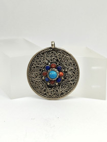 Vintage hopeinen riipus jalokivillä