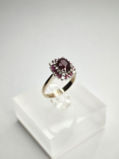 Vintage Ruby 18ct  gold ring with diamonds and rubies 