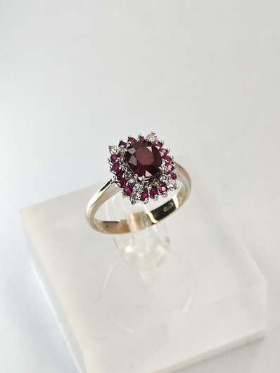 Vintage Ruby 18ct  gold ring with diamonds and rubies 