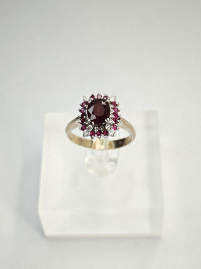 Vintage Ruby 18ct  gold ring with diamonds and rubies 