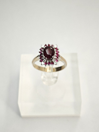 Vintage Ruby 18ct  gold ring with diamonds and rubies 