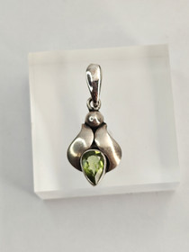 Vintage hopeinen peridootti riipus 