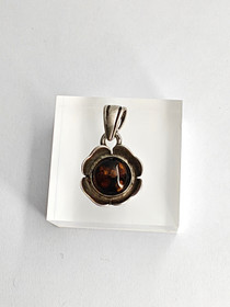 Vintage hopeinen riipus korukivi