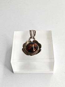 Vintage hopeinen riipus korukivi