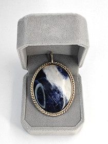 Vintage hopeinen riipus korukivivellä