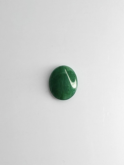 Jade 1,7 ct ovaali