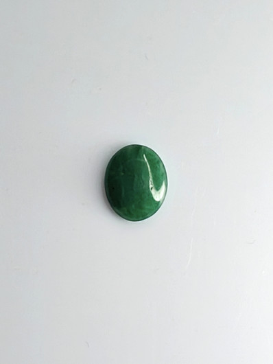Jade 1,7 ct ovaali