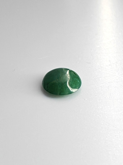 Jade 1,7 ct ovaali
