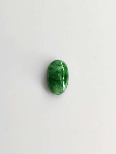 Jade 0,9 ct ovaali
