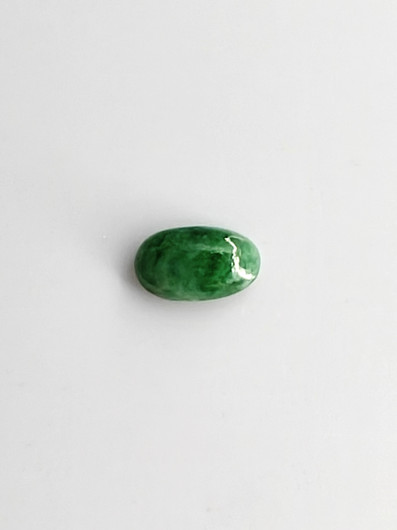 Jade 0,9 ct ovaali