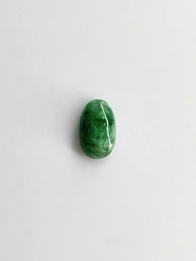 Jade 0,9 ct ovaali