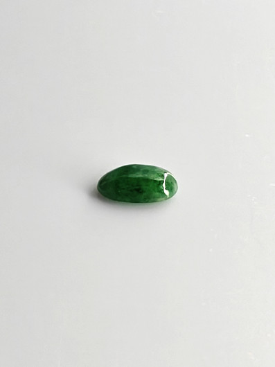Jade 0,9 ct ovaali