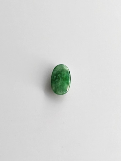 Jade 0,9 ct ovaali