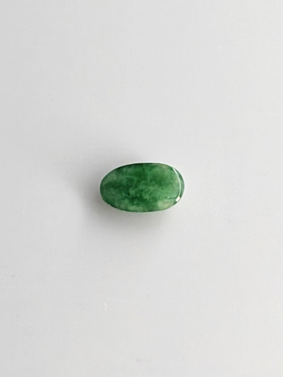 Jade 0,9 ct ovaali