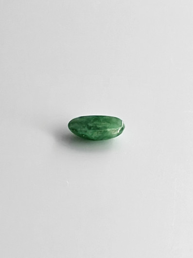 Jade 0,9 ct ovaali