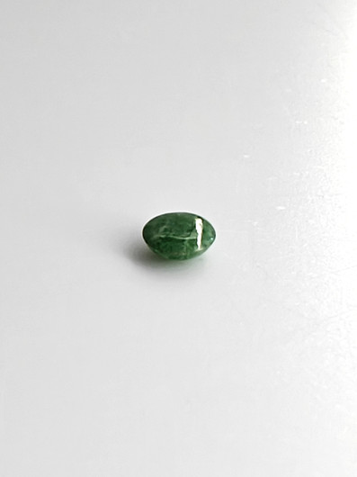 Jade 0,7 ct ovaali
