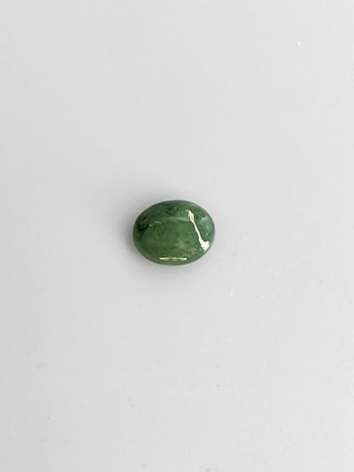 Jade 0,7 ct ovaali