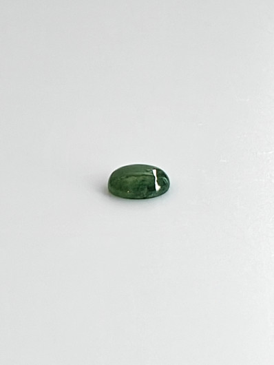 Jade 0,7 ct ovaali