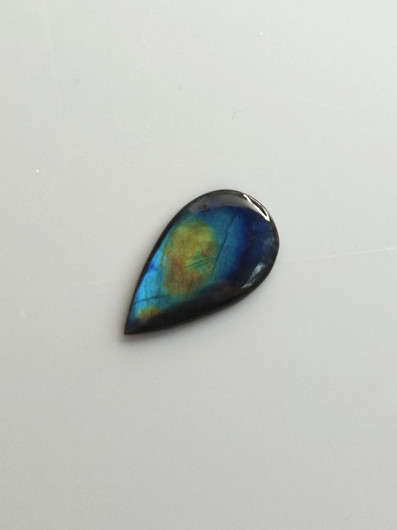 Labradoriitti 15,6 ct pisara