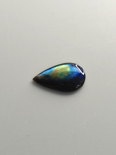 Labradoriitti 15,6 ct pisara