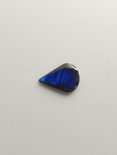 Labradoriitti 5,4 ct pisara