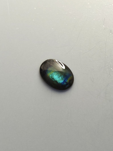 Labradoriitti 5,7 ct ovaali